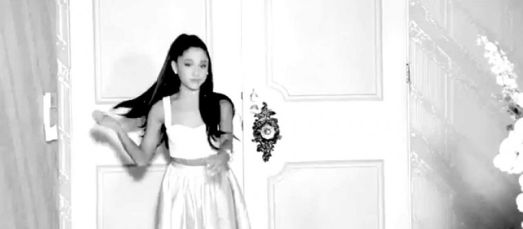 Ariana Grande dévoile la première vidéo de sa pub pour son parfum Ari