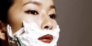 Nouvelle mode femme : se raser le duvet du visage pour avoir la peau douce