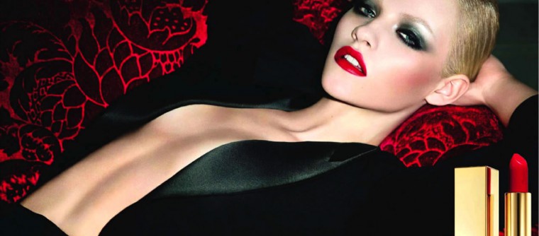 Du rouge à lèvres et rien d'autre: Cara Delenvigne se dénude pour YSL
