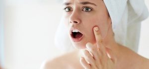 Quels sont les gestes beauté quotidien contre les boutons d'acné ?