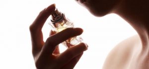 Trois façons de bien porter son parfum