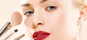 Cinq astuces makeup pour les femmes pressées